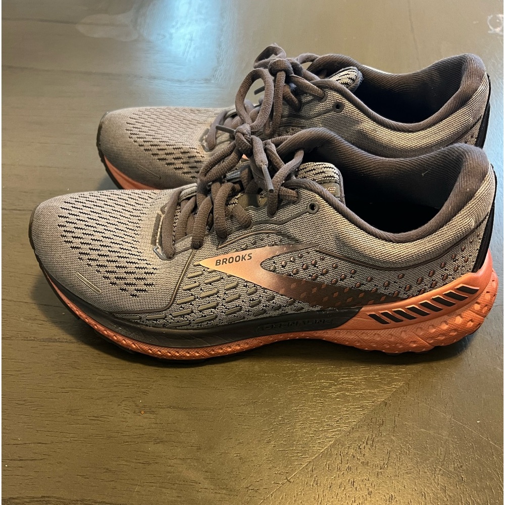 Women size 8 Brooks